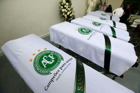 TRAGÉDIA CHAPECOENSE: corpos das vítimas do acidente na Colômbia chegam ao Brasil na manhã deste próximo sábado (03)
